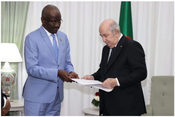 Le ministre des Affaires étrangères remet un message écrit du Président de la République à son homologue algérien Le ministre des Affaires étrangères remet un message écrit du Président de la République à son homologue algérien