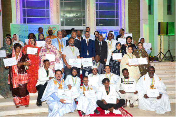 Le ministre de la Culture supervise une cérémonie honorant les participants au spectacle ‘’Esprit de fraternité’’ au Festival Cheikh Zayed Le ministre de la Culture supervise une cérémonie honorant les participants au spectacle ‘’Esprit de fraternité’’ au Festival Cheikh Zayed