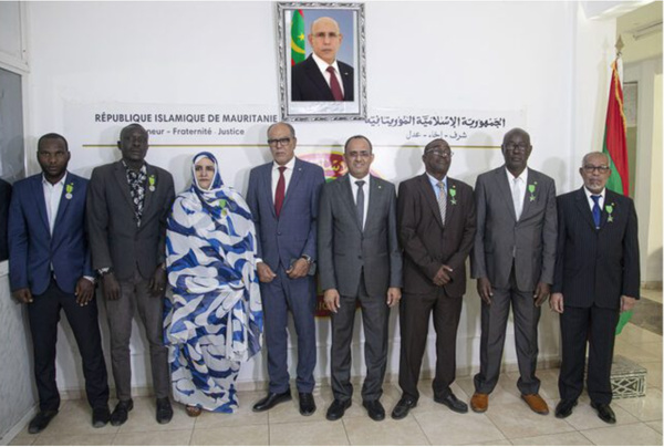 Le Président de la Haute Autorité de la Presse décore un certain nombre de membres du Conseil et du personnel de l’Autorité Le Président de la Haute Autorité de la Presse décore un certain nombre de membres du Conseil et du personnel de l’Autorité