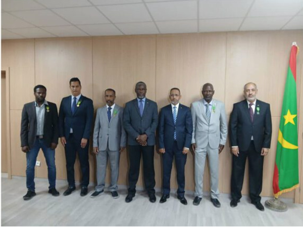 Le délégué général à TAAZOUR décore des fonctionnaires de son département Le délégué général à TAAZOUR décore des fonctionnaires de son département