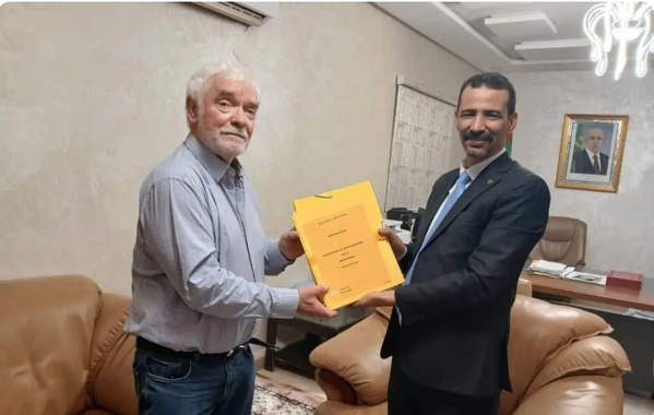 Un archéologue français remet au ministre de la culture les plus importantes recherches effectues sur le patrimoine mauritanien au cours des années 70 Un archéologue français remet au ministre de la culture les plus importantes recherches effectues sur le patrimoine mauritanien au cours des années 70