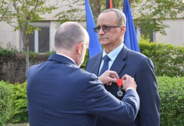 Ismaïl Ould Cheikh Ahmed décoré de la Légion d’honneur à l’Ambassade de France