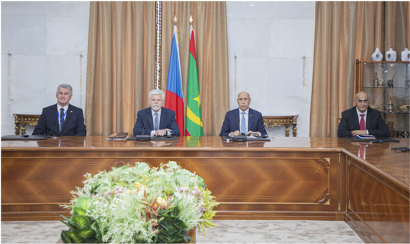 Le Président de la République et son homologue tchèque supervisent la signature d’un protocole d’accord pour le partenariat entre les secteurs privés des deux pays Le Président de la République et son homologue tchèque supervisent la signature d’un protocole d’accord pour le partenariat entre les secteurs privés des deux pays