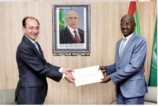 Le ministre des Affaires étrangères reçoit les copies figurées des lettres de créance de l’ambassadeur d’Espagne Le ministre des Affaires étrangères reçoit les copies figurées des lettres de créance de l’ambassadeur d’Espagne