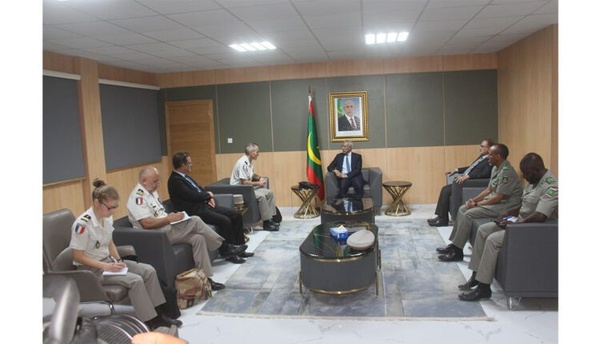 Le ministre de la Défense reçoit le général commandant le commandement africain des armées françaises Le ministre de la Défense reçoit le général commandant le commandement africain des armées françaises