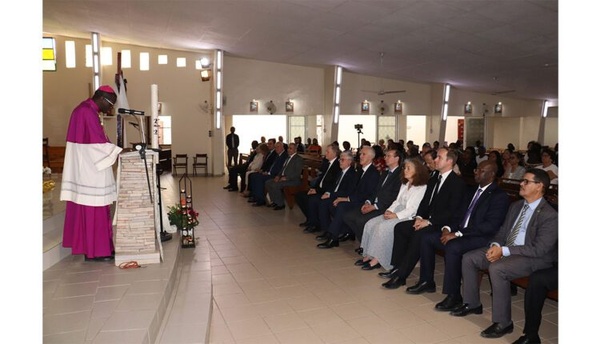 Le ministre des affaires islamiques présente ses condoléances à l’occasion du décès du Pape François Le ministre des affaires islamiques présente ses condoléances à l’occasion du décès du Pape François