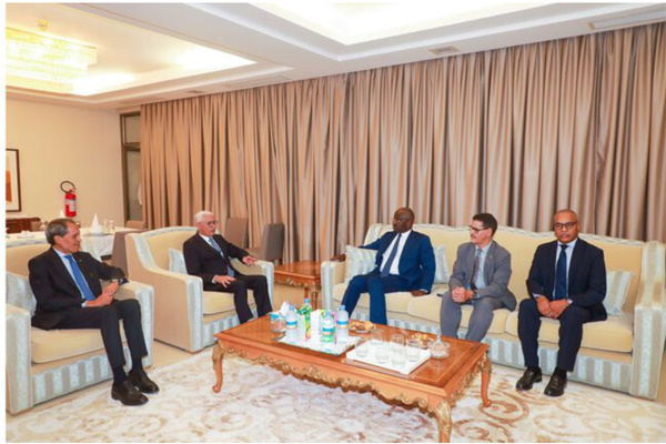 Le ministre des affaires étrangères rend visite au président de la chambre des députés marocaine à sa résidence à Nouakchott