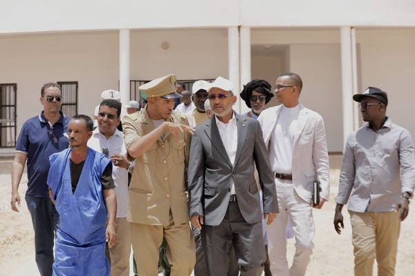 Le délégué général de TAAZOUR inaugure des infrastructures sanitaires et éducatives et lance un programme de distribution d’argent à Oualata
