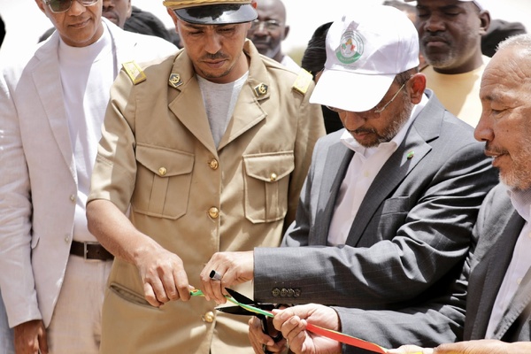 Le délégué général de TAAZOUR inaugure des infrastructures sanitaires et éducatives et lance un programme de distribution d’argent à Oualata
