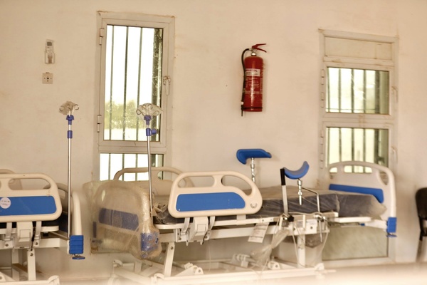 Le délégué général de TAAZOUR inaugure des infrastructures sanitaires et éducatives et lance un programme de distribution d’argent à Oualata