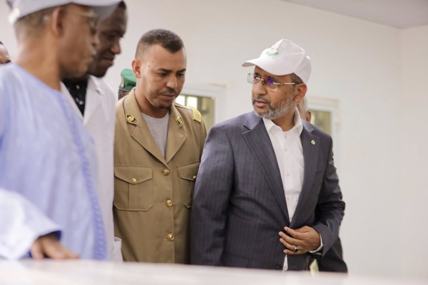 Le délégué général de TAAZOUR inaugure des infrastructures sanitaires et éducatives et lance un programme de distribution d’argent à Oualata