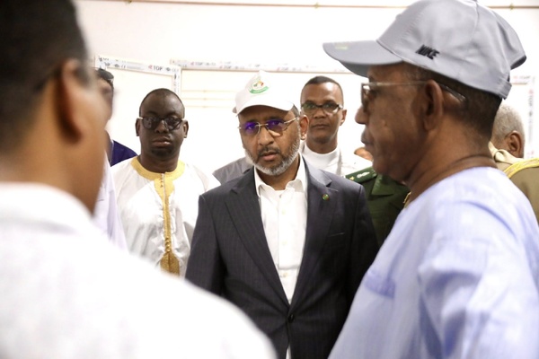 Le délégué général de TAAZOUR inaugure des infrastructures sanitaires et éducatives et lance un programme de distribution d’argent à Oualata