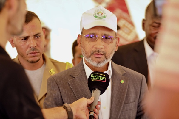 Le délégué général de TAAZOUR inaugure des infrastructures sanitaires et éducatives et lance un programme de distribution d’argent à Oualata