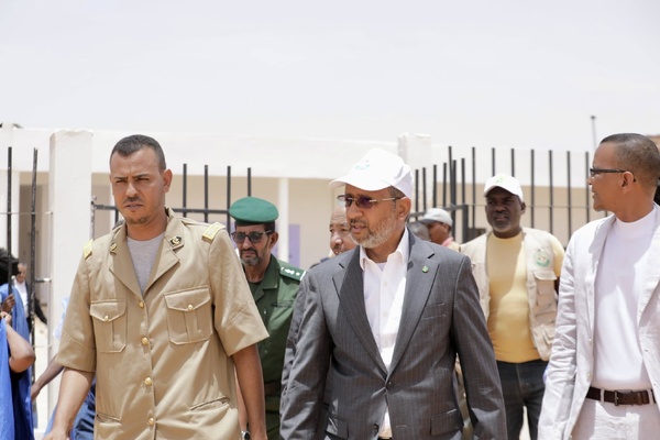 Le délégué général de TAAZOUR inaugure des infrastructures sanitaires et éducatives et lance un programme de distribution d’argent à Oualata