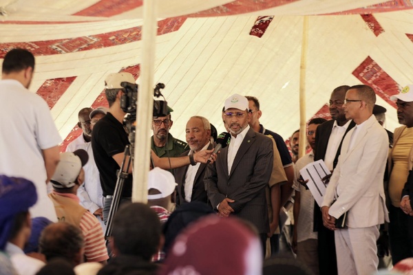 Le délégué général de TAAZOUR inaugure des infrastructures sanitaires et éducatives et lance un programme de distribution d’argent à Oualata