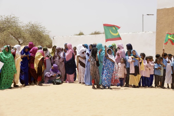 Le délégué général de TAAZOUR inaugure des infrastructures sanitaires et éducatives et lance un programme de distribution d’argent à Oualata