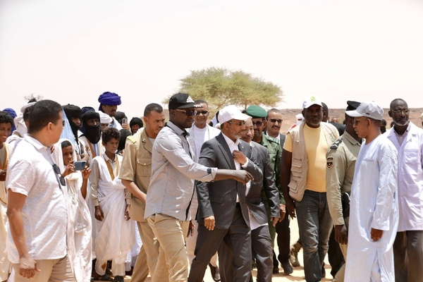 Le délégué général de TAAZOUR inaugure des infrastructures sanitaires et éducatives et lance un programme de distribution d’argent à Oualata