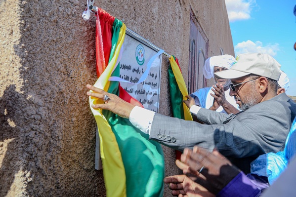 Le délégué général de TAAZOUR inaugure une centrale solaire et un réseau d’éclairage et supervise la distribution d’aides aux familles vulnérables