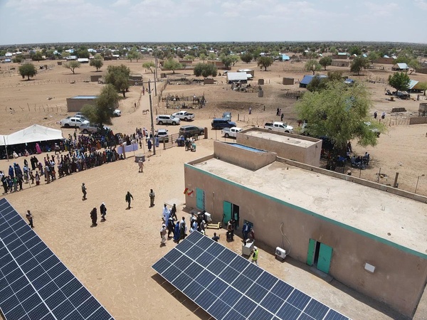 Le délégué général de TAAZOUR inaugure une centrale solaire et un réseau d’éclairage et supervise la distribution d’aides aux familles vulnérables