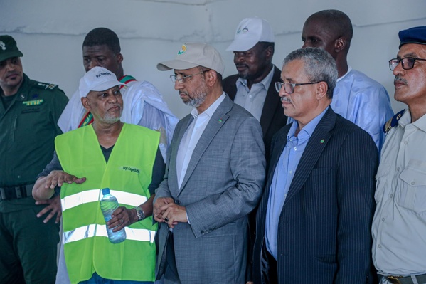 Le délégué général de TAAZOUR inaugure une centrale solaire et un réseau d’éclairage et supervise la distribution d’aides aux familles vulnérables