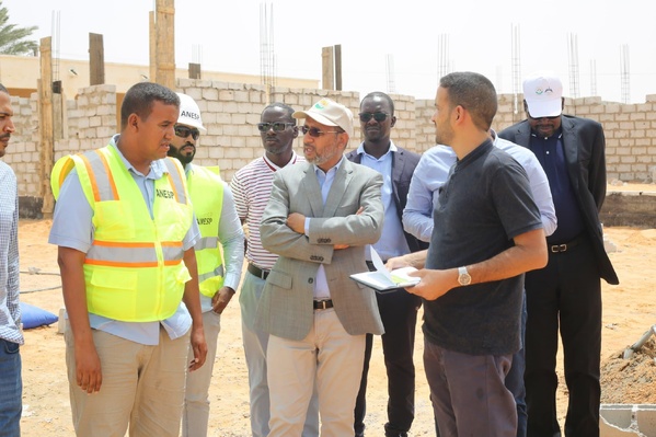 Le délégué général de TAAZOUR appelle les entrepreneurs et les bureaux de suivi à accélérer le rythme des travaux des projets d’infrastructures éducatives à Nouakchott Le délégué général de TAAZOUR appelle les entrepreneurs et les bureaux de suivi à accélérer le rythme des travaux des projets d’infrastructures éducatives à Nouakchott