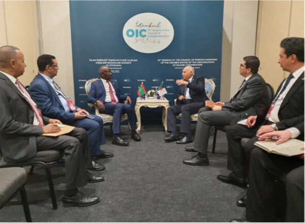 Le ministre des Affaires étrangères s’entretient avec son homologue algérien Le ministre des Affaires étrangères s’entretient avec son homologue algérien