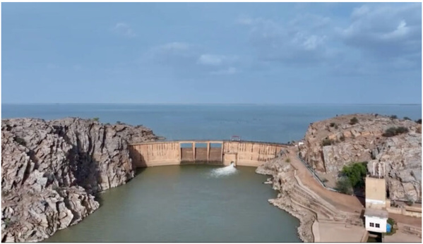 Les habitants des localités bénéficiant de l’eau du barrage de “Foum Gleita” saluent le lancement de la phase 2 du projet Aftout Charghi Les habitants des localités bénéficiant de l’eau du barrage de “Foum Gleita” saluent le lancement de la phase 2 du projet Aftout Charghi