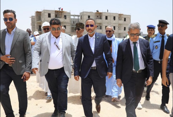 Nouadhibou : Le Délégué Général de « TAAZOUR » visite l’usine de dessalement d’eau de mer et le projet de logement social