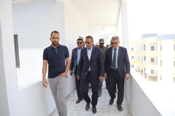 Nouadhibou : Le Délégué Général de « TAAZOUR » visite l’usine de dessalement d’eau de mer et le projet de logement social
