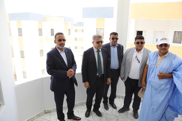 Nouadhibou : Le Délégué Général de « TAAZOUR » visite l’usine de dessalement d’eau de mer et le projet de logement social Nouadhibou : Le Délégué Général de « TAAZOUR » visite l’usine de dessalement d’eau de mer et le projet de logement social