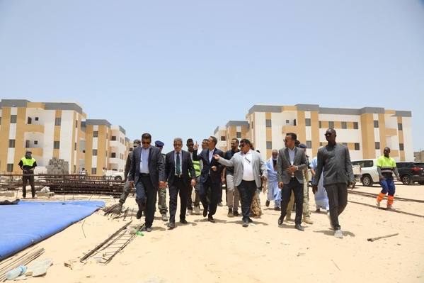 Nouadhibou : Le Délégué Général de « TAAZOUR » visite l’usine de dessalement d’eau de mer et le projet de logement social