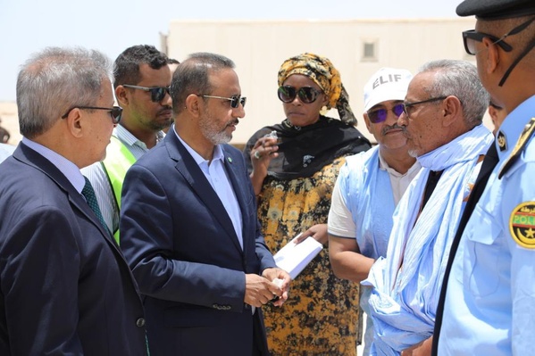 Nouadhibou : Le Délégué Général de « TAAZOUR » visite l’usine de dessalement d’eau de mer et le projet de logement social