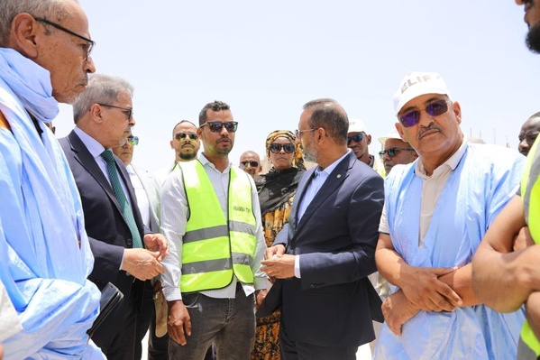 Nouadhibou : Le Délégué Général de « TAAZOUR » visite l’usine de dessalement d’eau de mer et le projet de logement social Nouadhibou : Le Délégué Général de « TAAZOUR » visite l’usine de dessalement d’eau de mer et le projet de logement social