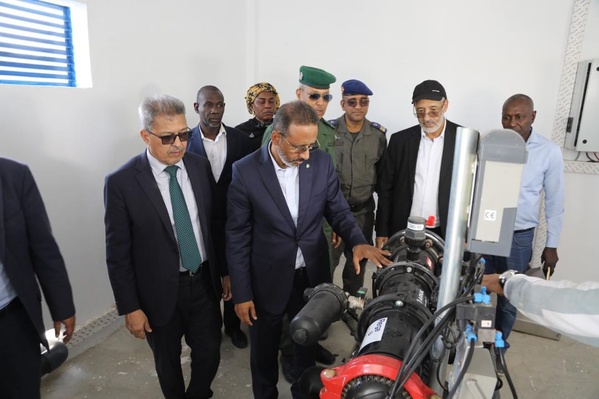 Nouadhibou : Le Délégué Général de « TAAZOUR » visite l’usine de dessalement d’eau de mer et le projet de logement social