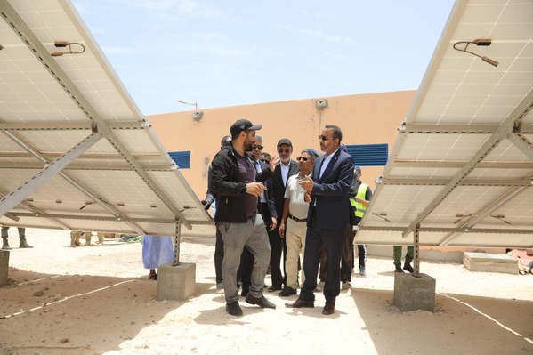 Nouadhibou : Le Délégué Général de « TAAZOUR » visite l’usine de dessalement d’eau de mer et le projet de logement social