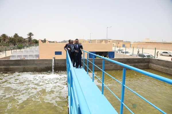 Nouadhibou : Le Délégué Général de « TAAZOUR » visite l’usine de dessalement d’eau de mer et le projet de logement social