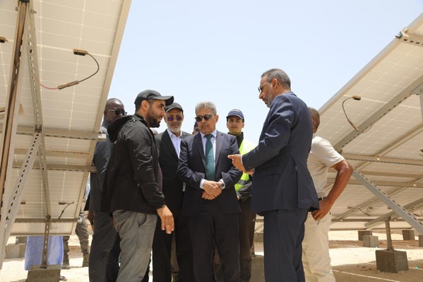 Nouadhibou : Le Délégué Général de « TAAZOUR » visite l’usine de dessalement d’eau de mer et le projet de logement social