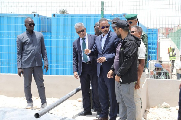 Nouadhibou : Le Délégué Général de « TAAZOUR » visite l’usine de dessalement d’eau de mer et le projet de logement social Nouadhibou : Le Délégué Général de « TAAZOUR » visite l’usine de dessalement d’eau de mer et le projet de logement social
