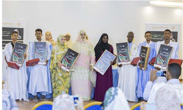 La Première Dame préside la cérémonie d’hommage aux élèves ayant excellé aux examens nationaux La Première Dame préside la cérémonie d’hommage aux élèves ayant excellé aux examens nationaux