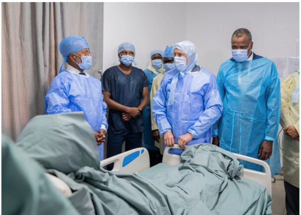Le Président de la République visite le Centre National de Cardiologie pour suivre le déroulement des opérations de transplantation rénale et s’enquérir de la santé des patients