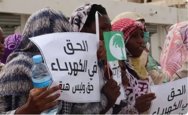 Les femmes du parti Tewassoul manifestent contre les coupures fréquentes de l’électricité et de l’eau à Nouakchott
