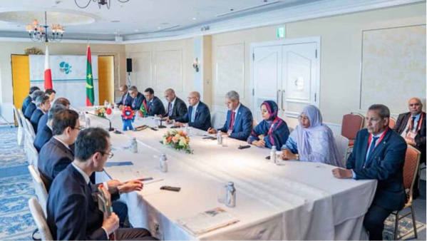 Le Président de la République tient une réunion avec le Premier ministre japonais Le Président de la République tient une réunion avec le Premier ministre japonais