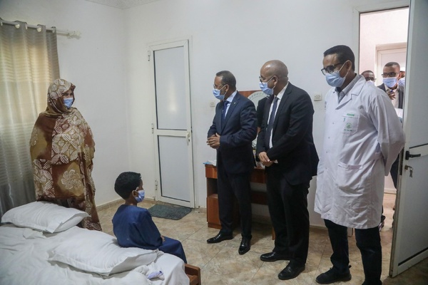 Le délégué général à ‘’TAAZOUR” rend visite à une famille dont le fils a subi une opération réussie de transplantation rénale au CNC.