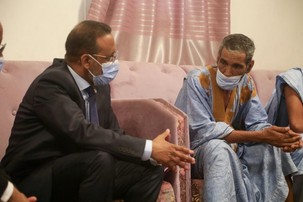 Le délégué général à ‘’TAAZOUR” rend visite à une famille dont le fils a subi une opération réussie de transplantation rénale au CNC.