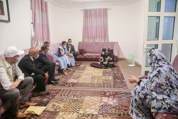 Le délégué général à ‘’TAAZOUR” rend visite à une famille dont le fils a subi une opération réussie de transplantation rénale au CNC. Le délégué général à ‘’TAAZOUR” rend visite à une famille dont le fils a subi une opération réussie de transplantation rénale au CNC.