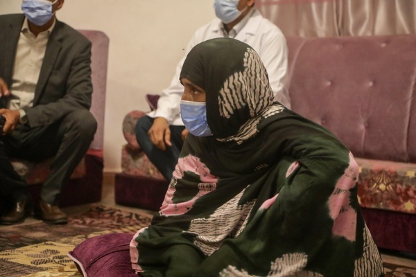 Le délégué général à ‘’TAAZOUR” rend visite à une famille dont le fils a subi une opération réussie de transplantation rénale au CNC.