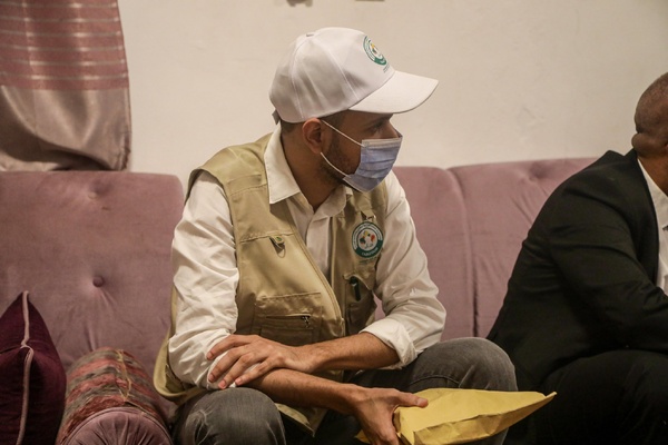 Le délégué général à ‘’TAAZOUR” rend visite à une famille dont le fils a subi une opération réussie de transplantation rénale au CNC.