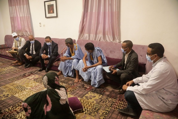 Le délégué général à ‘’TAAZOUR” rend visite à une famille dont le fils a subi une opération réussie de transplantation rénale au CNC. Le délégué général à ‘’TAAZOUR” rend visite à une famille dont le fils a subi une opération réussie de transplantation rénale au CNC.