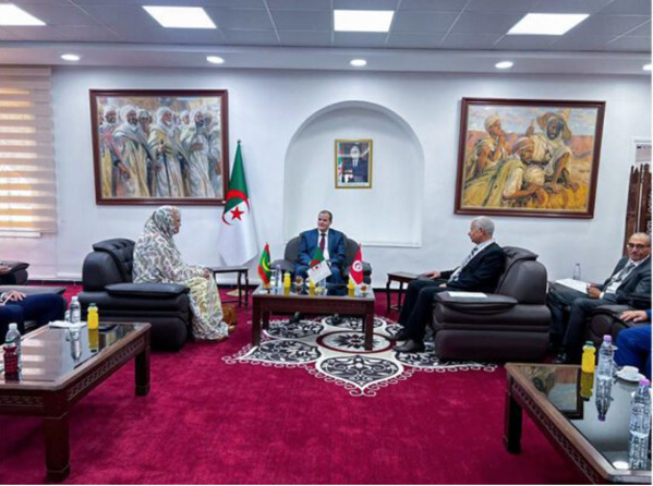 La Ministre du Commerce tient une séance de travail consultative avec ses homologues algérien et tunisien La Ministre du Commerce tient une séance de travail consultative avec ses homologues algérien et tunisien