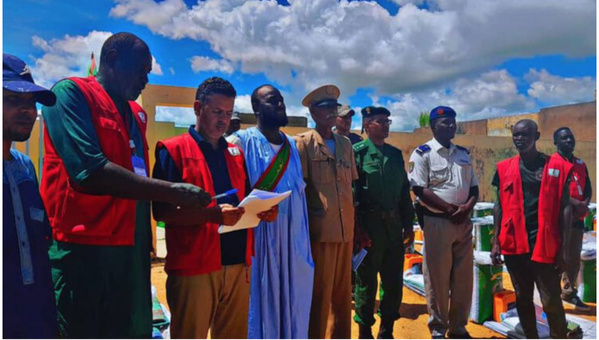 Le Croissant-Rouge mauritanien distribue des aides aux victimes des inondations à Ghabou Le Croissant-Rouge mauritanien distribue des aides aux victimes des inondations à Ghabou